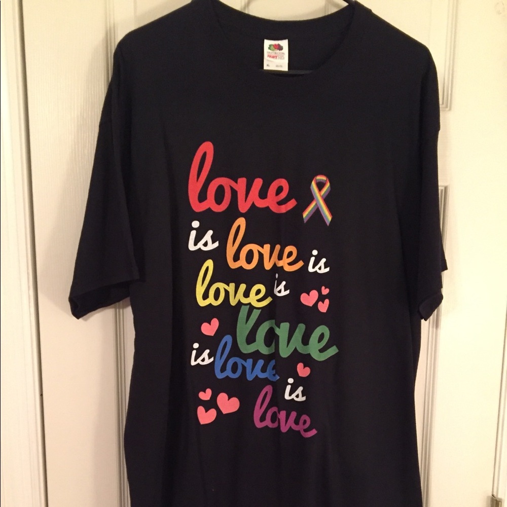 Short sleeve black tee XL “Love is Love”